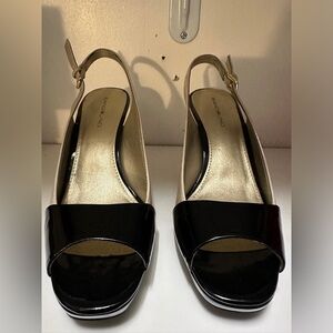 Woman’s Bandolino 7M off white & black patten leather sling back shoes- New